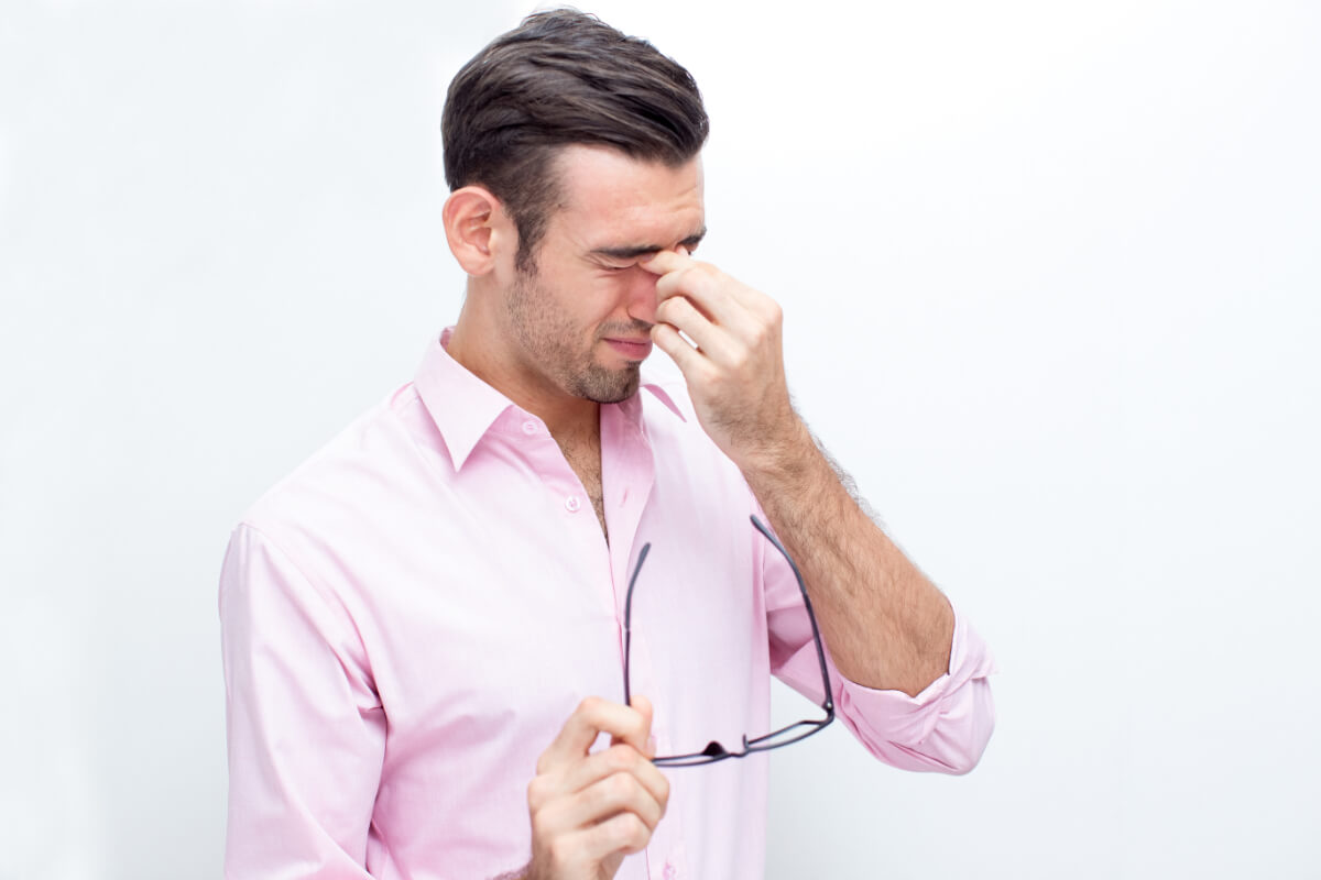 Ce reprezinta oftalmoplegia - barbat, ochelari, camasa roz