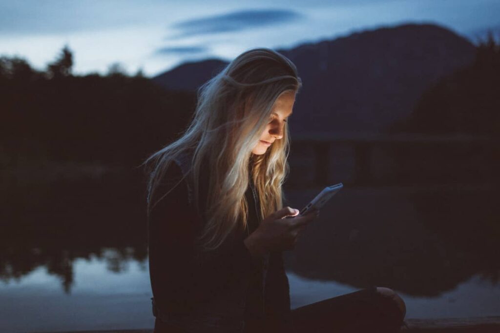 Lumina albastra - femeie, telefon