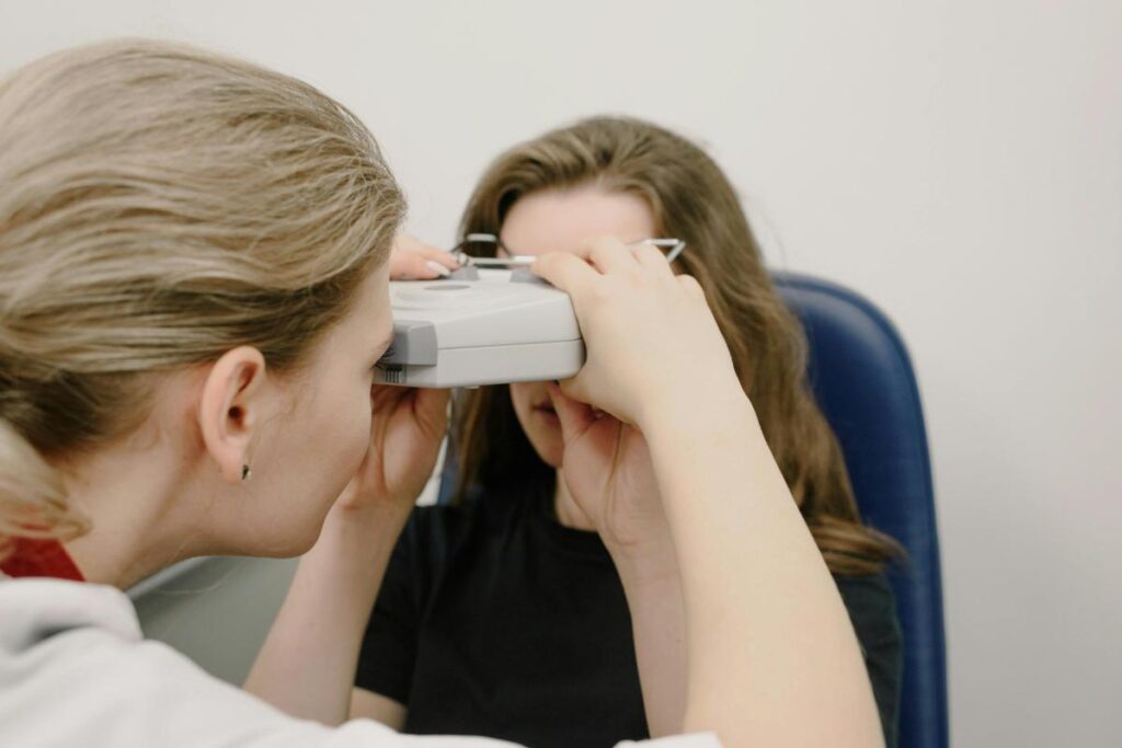 Toxoplasmoză oculară - ce este Toxoplasmoza oculară și care sunt cauzele apariției acesteia_medic, femeie, scaun, aparat