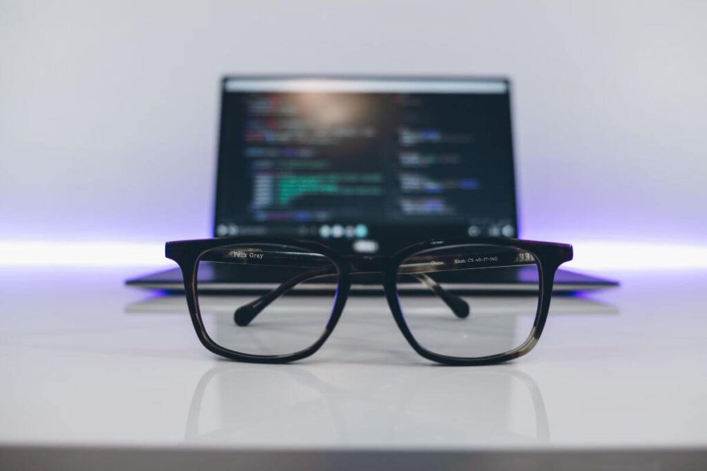 Ce inseamna lentile antireflex-ochelari de vedere langa laptop