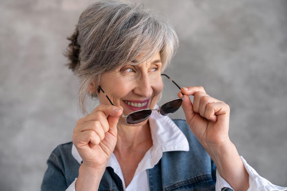 Cataracta senila matura, cea incipienta sau medie – variantele de tratament disponibile in prezent_femeie punandu-si ochelari de soare