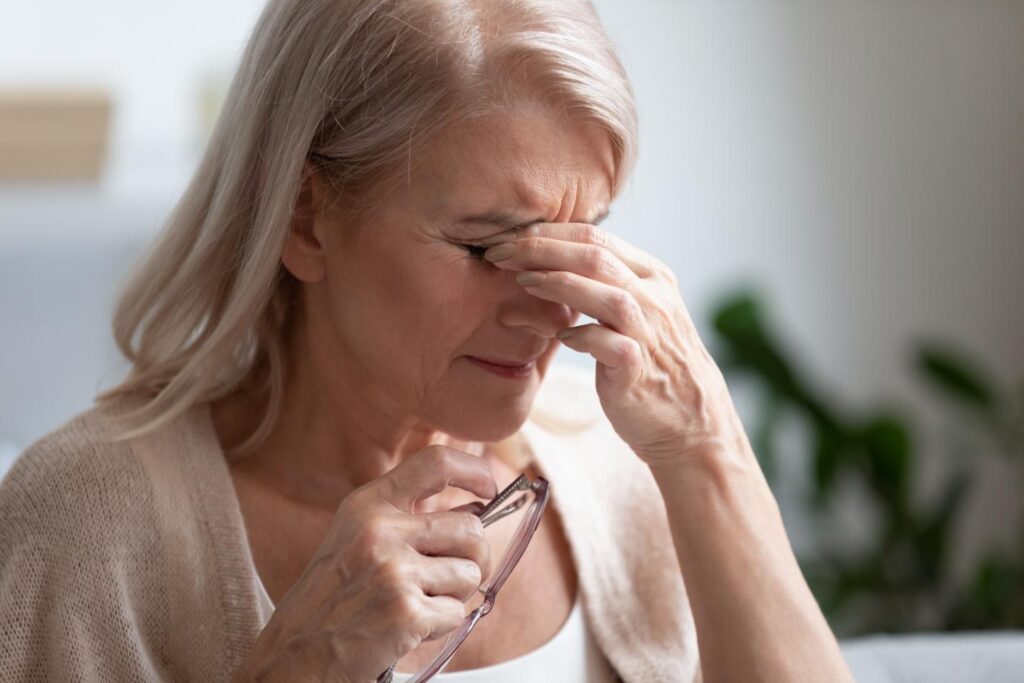 Sindrom Sjogren simptome - femeie in varsta, ochelari, plante