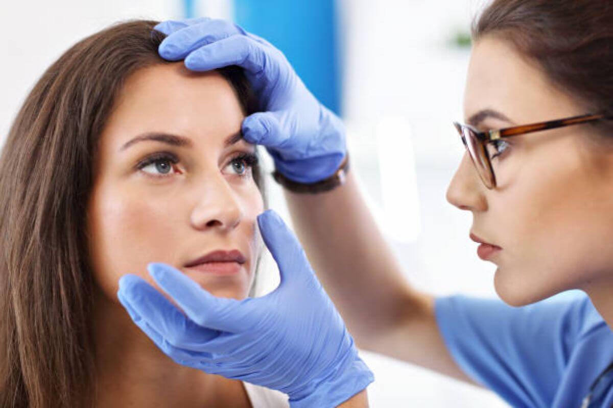 Anizometropia-Femeie la consult oftalmologic