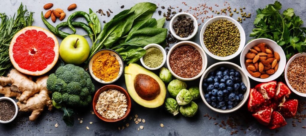 Pareza faciala regim alimentar recomandat diferite fructe si legume pe blat gri