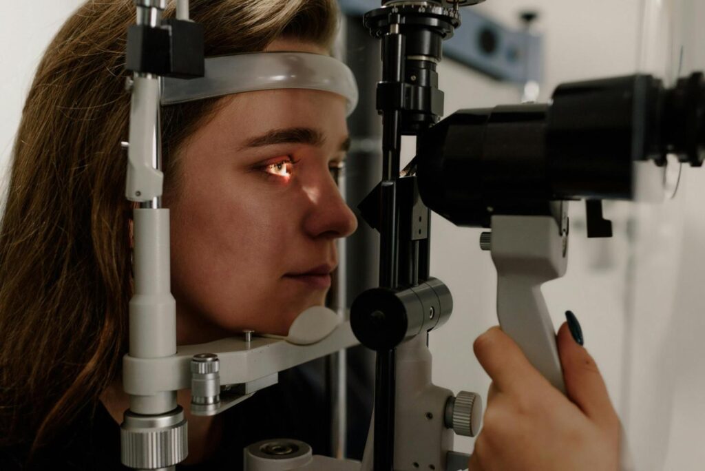 Implant cristalin - femeie la consult