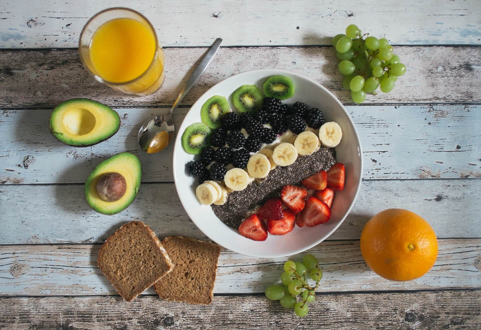 bol, fructe, banane, kiwi, capsuni, chia, avocado, portocale