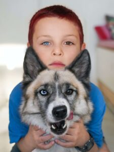 Probleme de sănătate ce se pot ascunde în spatele ochilor schimbători + copil si caine cu heterocromie